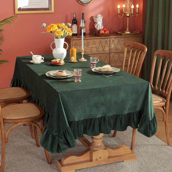 A solid-colored tablecloth exuding a luxurious pastoral charm