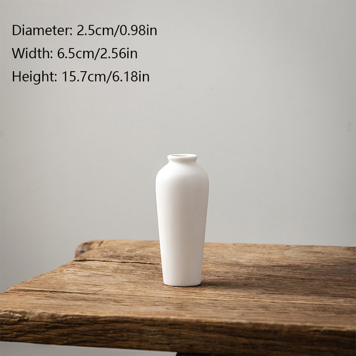 Minimalist ceramic vase with an exquisite "creamy" aesthetic.
