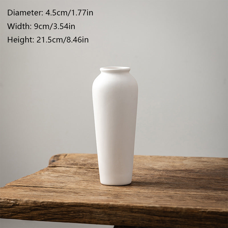 Minimalist ceramic vase with an exquisite "creamy" aesthetic.