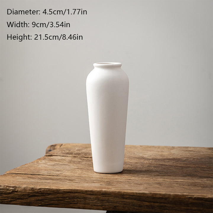 Minimalist ceramic vase with an exquisite "creamy" aesthetic.