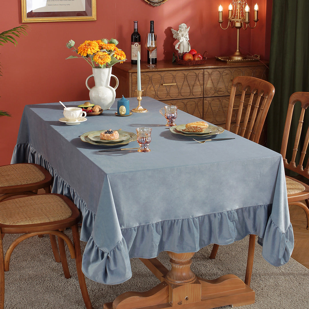 A solid-colored tablecloth exuding a luxurious pastoral charm