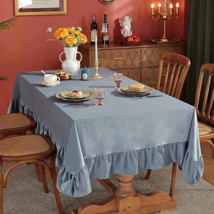 A solid-colored tablecloth exuding a luxurious pastoral charm