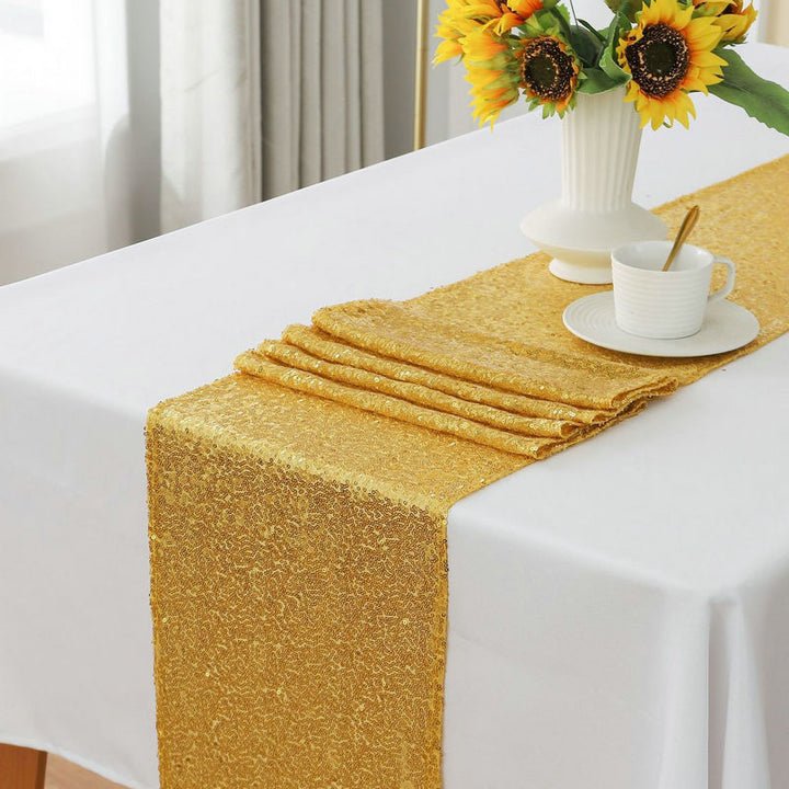 Star-sequin table runner, suitable for banquet and party decorations.