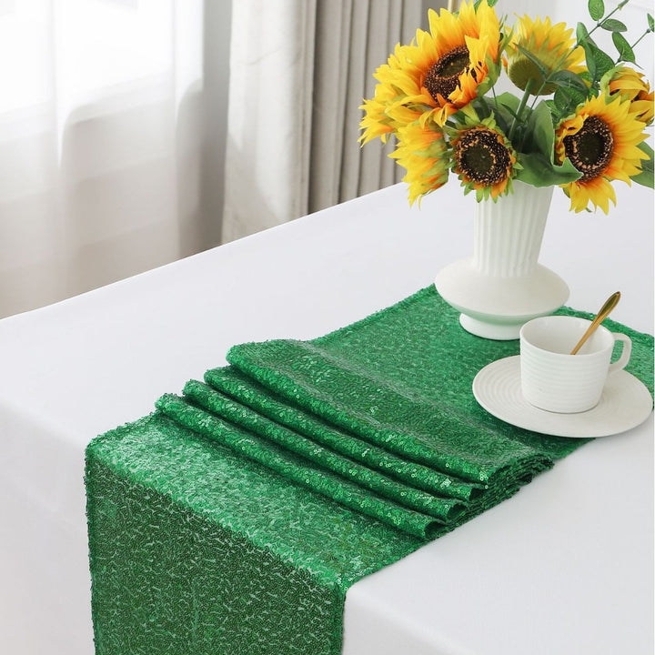 Star-sequin table runner, suitable for banquet and party decorations.