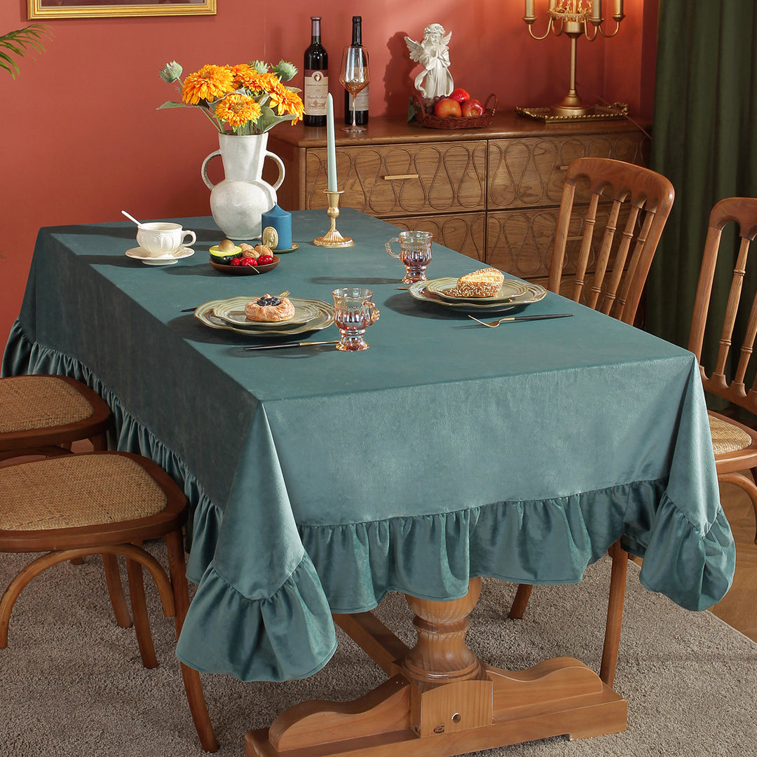 A solid-colored tablecloth exuding a luxurious pastoral charm
