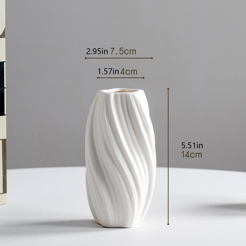 Minimalist ceramic vase with an exquisite "creamy" aesthetic.