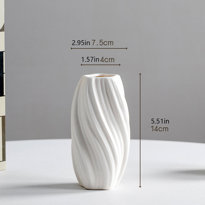 Minimalist ceramic vase with an exquisite "creamy" aesthetic.