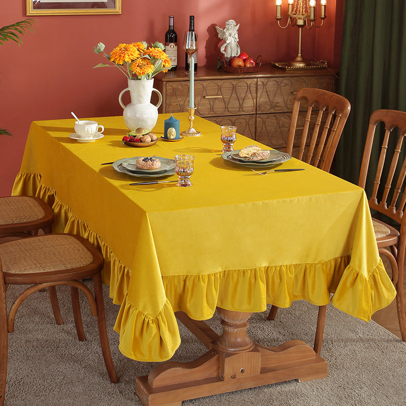 A solid-colored tablecloth exuding a luxurious pastoral charm