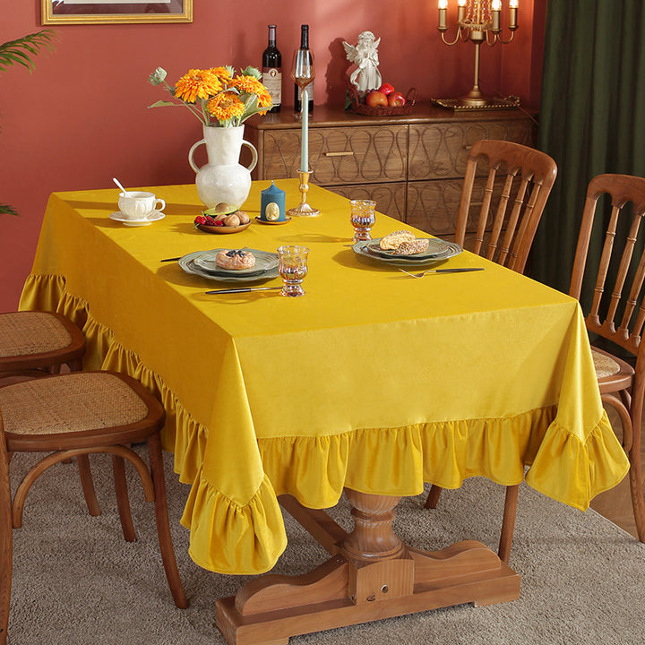 A solid-colored tablecloth exuding a luxurious pastoral charm