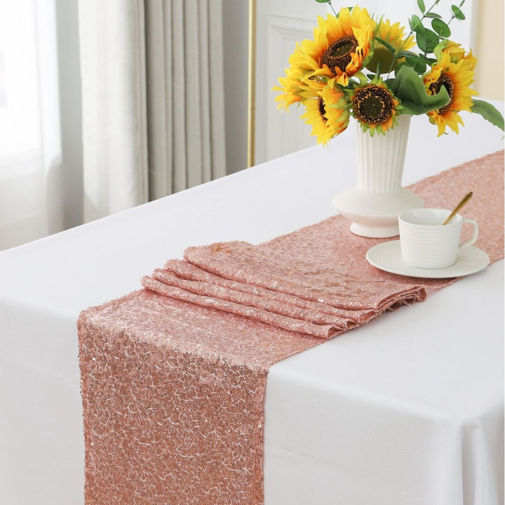 Star-sequin table runner, suitable for banquet and party decorations.