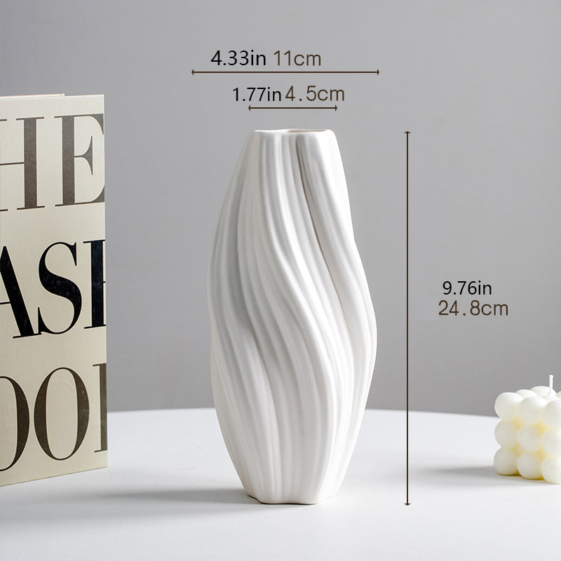 Minimalist ceramic vase with an exquisite "creamy" aesthetic.