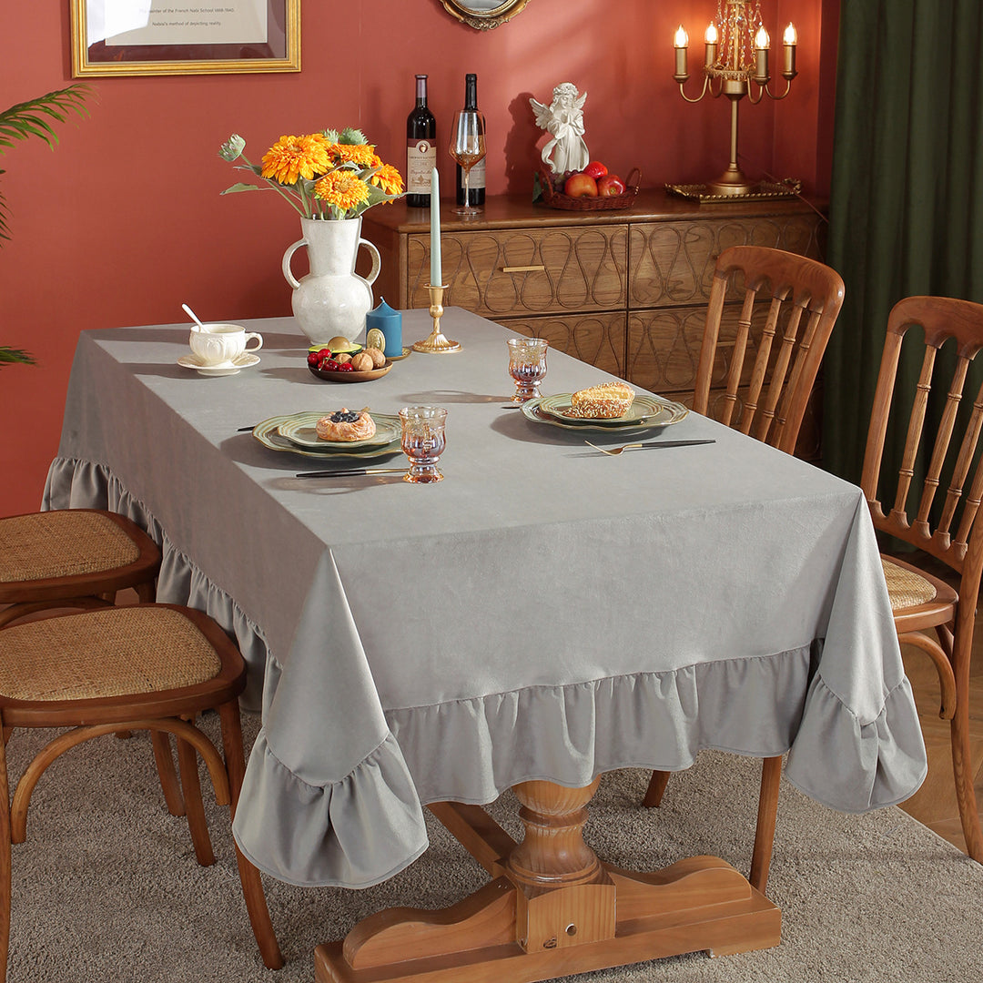 A solid-colored tablecloth exuding a luxurious pastoral charm