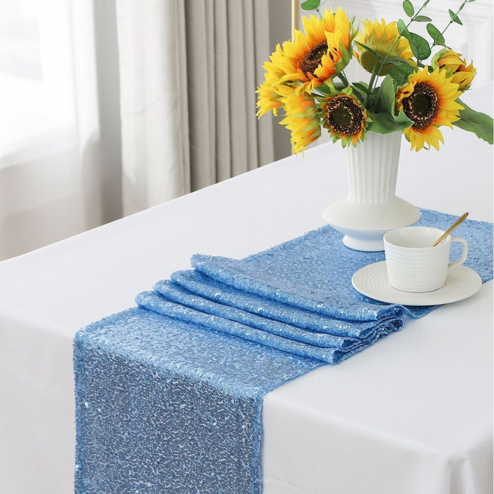 Star-sequin table runner, suitable for banquet and party decorations.