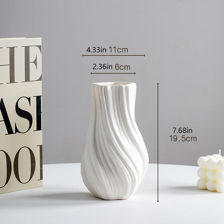 Minimalist ceramic vase with an exquisite "creamy" aesthetic.