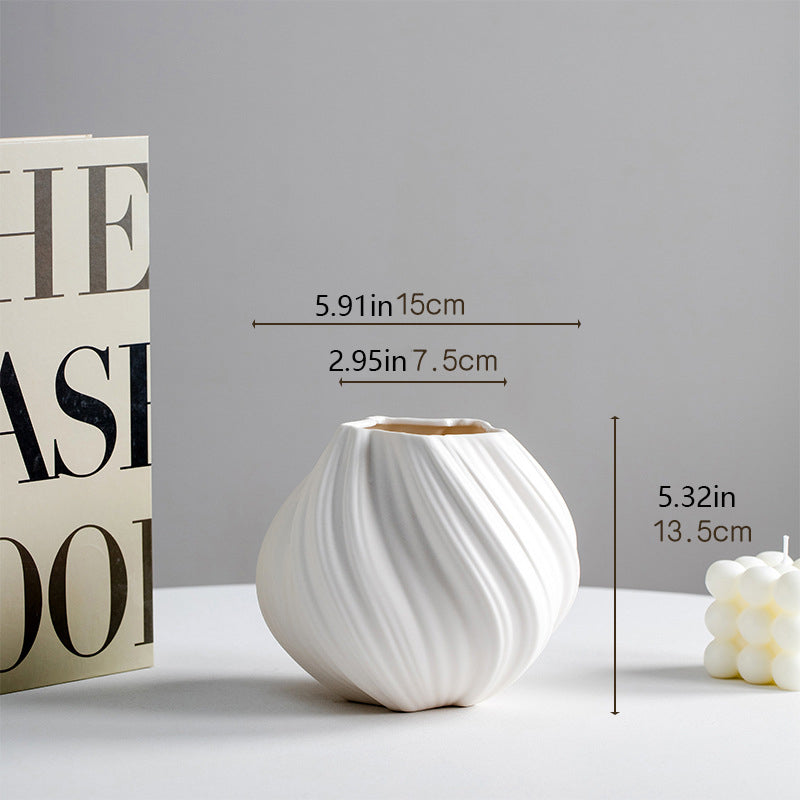 Minimalist ceramic vase with an exquisite "creamy" aesthetic.