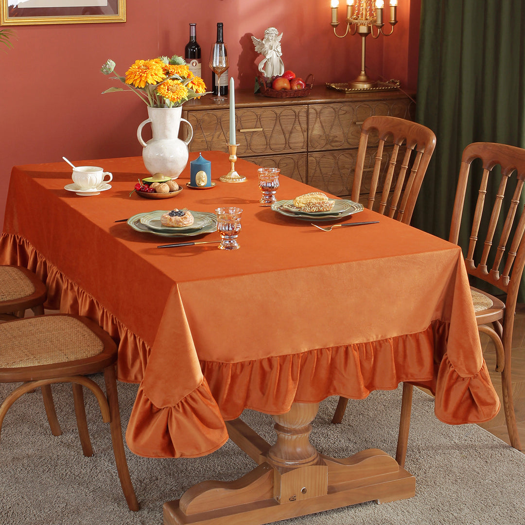 A solid-colored tablecloth exuding a luxurious pastoral charm