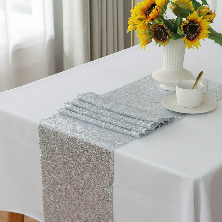 Star-sequin table runner, suitable for banquet and party decorations.