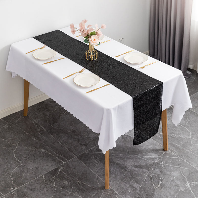 Star-sequin table runner, suitable for banquet and party decorations.