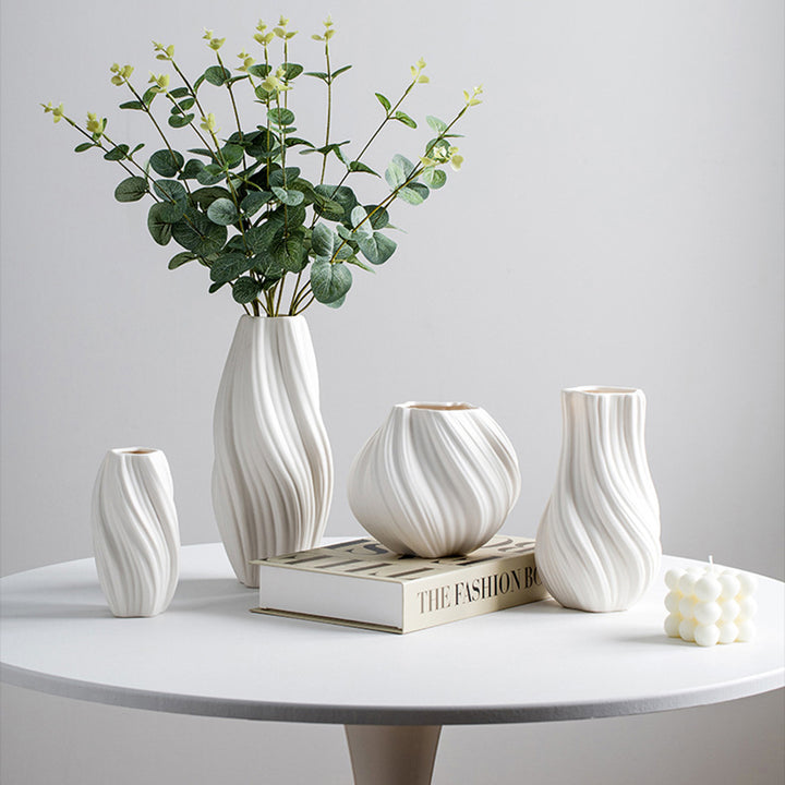Minimalist ceramic vase with an exquisite "creamy" aesthetic.