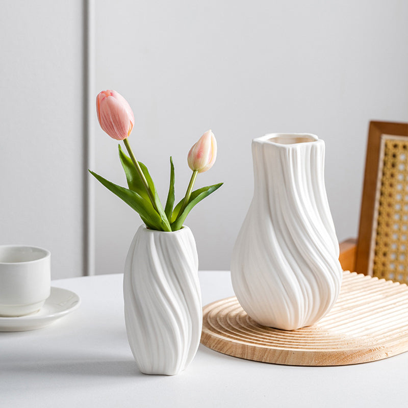 Minimalist ceramic vase with an exquisite "creamy" aesthetic.