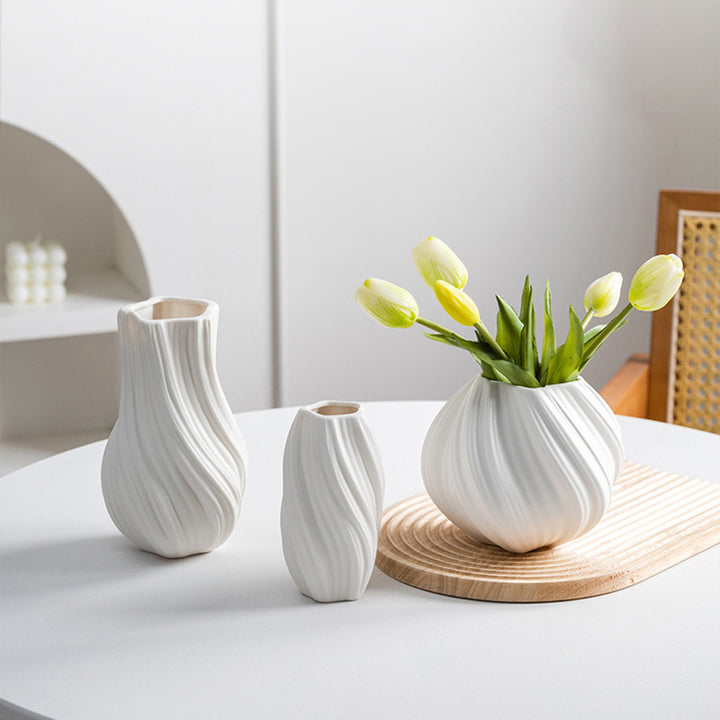 Minimalist ceramic vase with an exquisite "creamy" aesthetic.