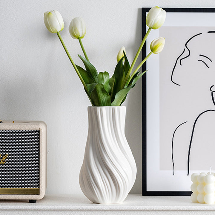 Minimalist ceramic vase with an exquisite "creamy" aesthetic.
