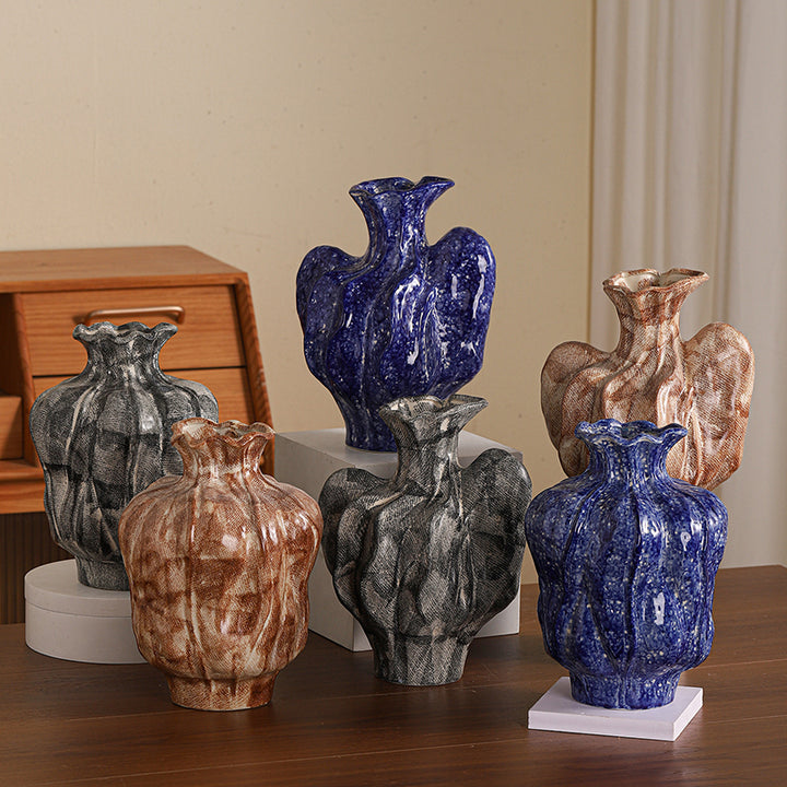 Exquisite vintage-style blue and white porcelain vase ornament